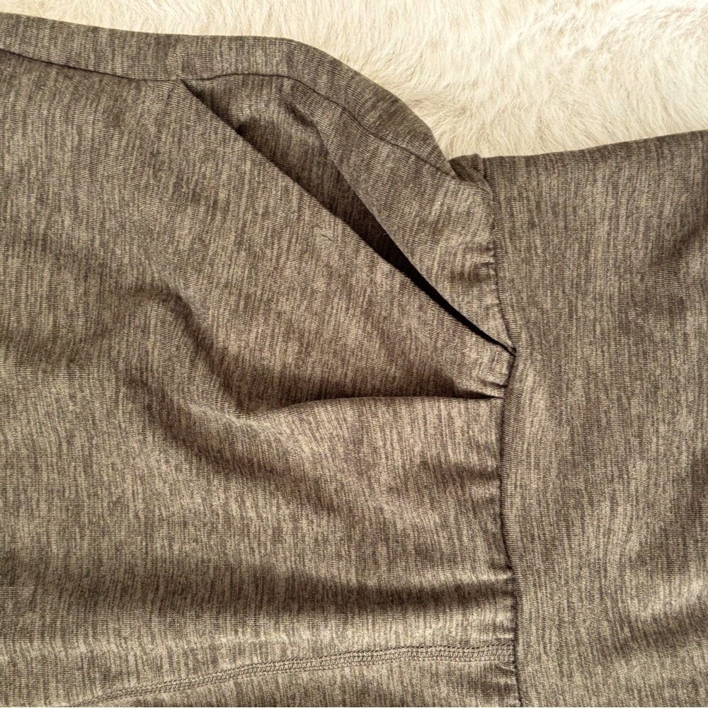 Vuori XS Heather Olive joggers. Loose with pockets - Picture 4 of 5